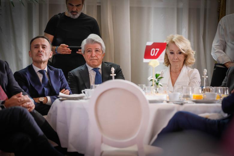 Luis Ventoso, director adjunto de El Debate, junto al presidente del Atlético de Madrid, Enrique Cerezo, y la expresidenta de la Comunidad de Madrid, Esperanza Aguirre