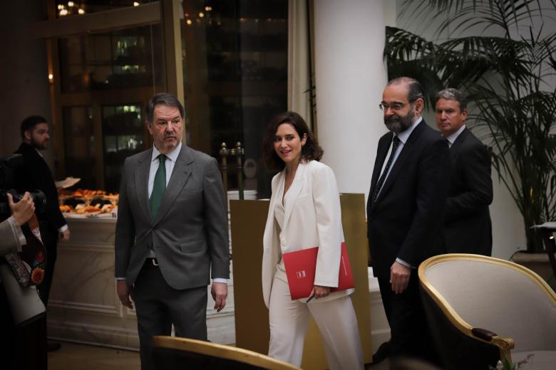 Isabel Díaz Ayuso, junto a Bieito Rubido y Alfonso Bullón de Mendoza