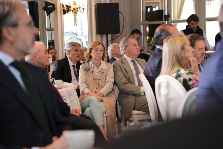 Catalina Luca de Tena e Iñigo Méndez de Vigo, en El Debate con... Isabel Díaz Ayuso