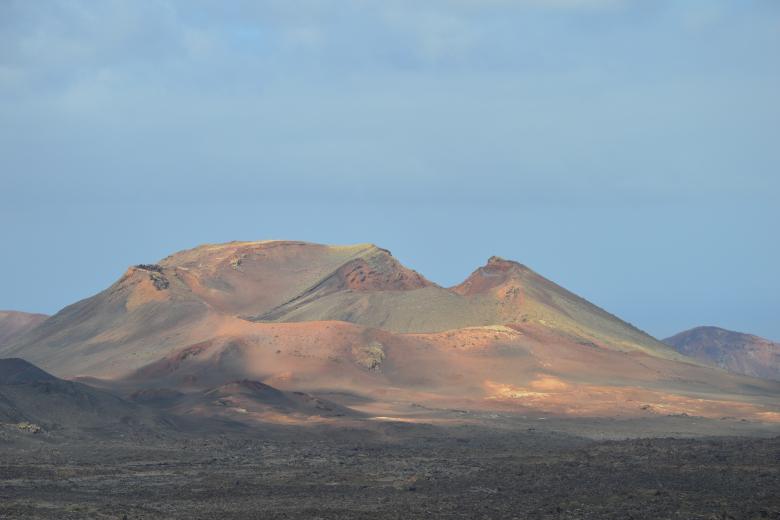 . La segunda posición del ránking es para otro parque canario, el Timanfaya. Su origen se remonta a la intensa actividad volcánica que tuvo lugar en la isla entre 1720 y 1736, y posteriormente en 1824. En la actualidad, las caprichosas formaciones rocosas y los tonos rojizos y anaranjados del paisaje parecen más propios de la Luna que de Lanzarote, de ahí que maraville a todo aquel que lo visita. Uno de los recorridos más populares para apreciar su particular belleza es la «Ruta de los Volcanes» en la zona de las Montañas del Fuego.