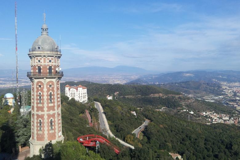 Parque natural de la Sierra de Collserola, 18 587 reseñas. Con más de 8000 hectáreas, el parque de Collserola es la zona verde más extensa del área metropolitana de Barcelona. Además de la gran variedad de ambientes naturales, con bosques, maquias, matorrales, zonas de cultivo, etc., el parque cuenta con un valioso patrimonio cultural y arquitectónico, como por ejemplo los castillos medievales de Castellciuró y del Papiol. El punto más alto de la sierra es la colina del Tibidabo, donde se encuentra el emblemático parque de atracciones con más de 120 años de historia. Otro lugar de visita obligada es la torre de Collserola, diseñada por Norman Foster con motivo de los Juegos Olímpicos de 1992.