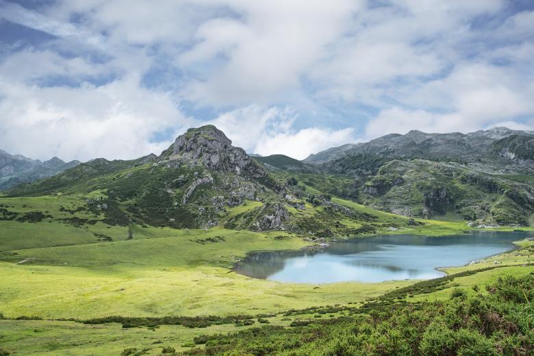 Parque nacional de los Picos de Europa, 16 369 reseñas. Situado en la cordillera Cantábrica, el parque nacional de los Picos de Europa ofrece una enorme variedad de paisajes: elevadas cumbres de roca caliza, bosques de robledales y hayedos, pastizales, desfiladeros, lagos, y mucho más. Para descubrir toda su belleza, en el parque existen más de 30 itinerarios de pequeño recorrido y 4 de largo recorrido, por lo que hay opciones para todos los gustos y niveles de preparación física. Uno de los lugares más fotografiados es el Naranjo de Bulnes, que con sus 2519 metros de altura es una de las cimas preferidas de los amantes del alpinismo. Los lagos y el Santuario de Covadonga también son de visita obligada.