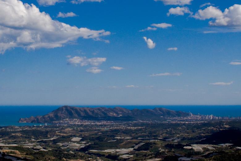 Parque natural de la Sierra Helada, 10 243 reseñas. Situado en la provincia de Alicante, el parque natural de la Serra Gelada abarca una superficie de más de 5500 hectáreas, que en su mayor parte son de ámbito marino. La zona terrestre protegida se encuentra en los municipios de Benidorm, l'Alfàs del Pi y Altea. Para descubrir el maravilloso entorno de la sierra y admirar sus imponentes acantilados existen varias rutas senderistas. Uno de los recorridos más populares es la ruta roja, que va hasta el faro de l'Albir (5 km aproximadamente, ida y vuelta). Otra buena opción, aunque de mayor dificultad, es la ruta amarilla (Travesía de la Serra Gelada), que pasa por el punto más alto de la sierra: el Alt del Governador.