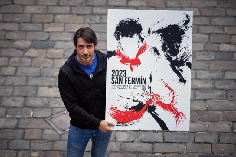 Raúl López Martín posa con el cartel que anunciará las fiestas de San Fermín de 2023