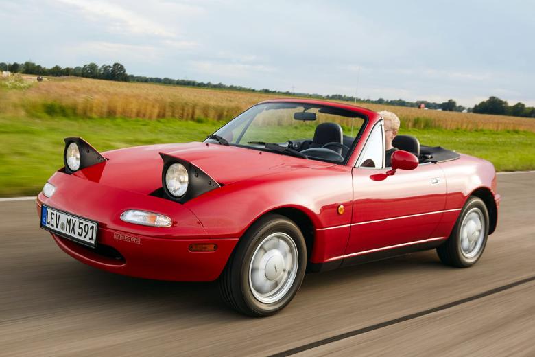 Mazda MX-5. Un verdadero icono de los coches creados por y para la diversión. Se trata de un vehículo biplaza descapotable vendido originalmente en los Estados Unidos con el nombre de Miata. a día de hoy cuesta entre 6.000 y 10.000 euros