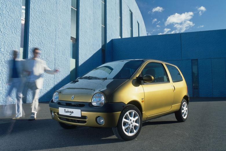 Renault Twingo. Nada más cool que ponerse a los mandos de un Twingo, el modelo que Shakira puso a la moda tras su despecho Piqué. SIgue sorprendiendo su habitabilidad interior y su comportamiento urbano, cabe en cualquier hueco y tiene un precio más que razonable en el mercado de segunda mano, pero subirá