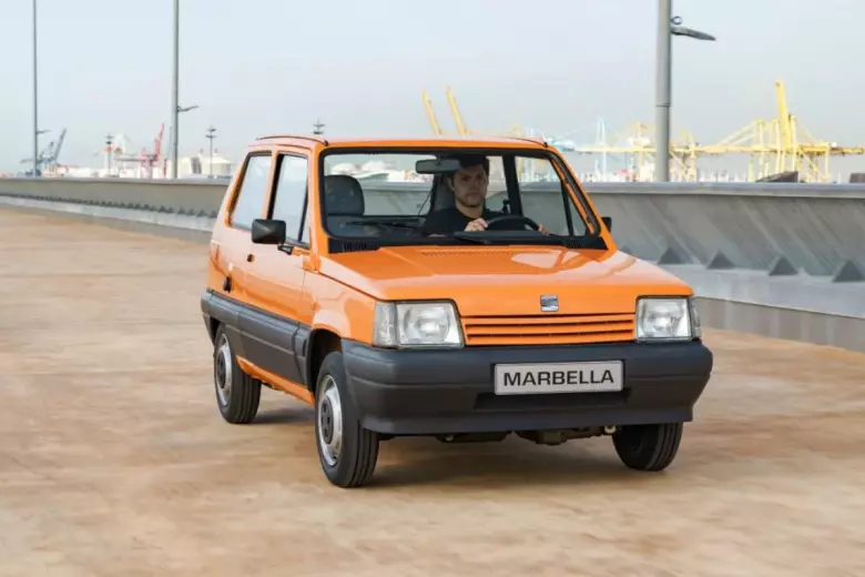 Seat Marbella. Sencillamente inolvidable, un coche extremadamente duro y resistente por su sencillez de fabricación. En el mercado de segunda mano cuesta entre 600 y 6.000 euros en función del estado de conservación, divertido de conducir hay que destacar su fiabilidad absoluta