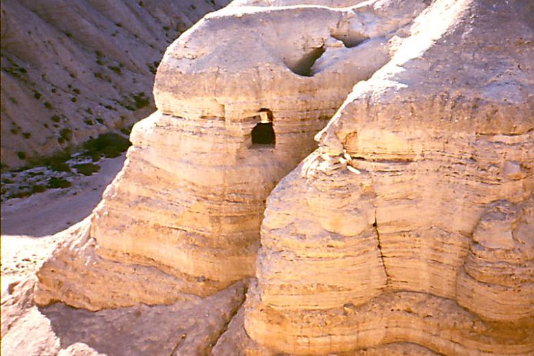 Los esenios eran los residentes y cuidadores de Qumran y los rollos. Eran una secta judía masculina que se mantuvo firme en las enseñanzas de Moisés tal como están escritas en la Torá. Vivían en una comunidad cerrada, hasta que el asentamiento fue arrasado por los romanos alrededor de la caída del Segundo Templo, en el año 70 d. C. Los esenios eran los residentes y guardianes de los rollos de Escritura. Se cree que eran una secta judía masculina, fiel firme a las enseñanzas de Moisés tal como aparecen en la Torá. Vivían en una comunidad hasta que el asentamiento fue arrasado por los romanos alrededor de la caída del Segundo Templo, en el año 70 d. C. Introduzca texto aquí l Museo de Israel administra un sitio web dedicado a las imágenes digitalizadas de los rollos. El sitio presenta imágenes de alta resolución de cinco de los rollos más intactos que han sobrevivido a los últimos dos milenios. Por el 75 aniversario del importante hallazgo, El Museo de Israel ha digitalizado algunos de los rollos mejor conservados y que han sobrevivido a los últimos dos milenios. Entre ellos, el Gran Rollo de Isaías, el Rollo de la Guerra, el Rollo del Templo, el Rollo de la Regla de la Comunidad y el Comentario sobre el Rollo de Habacuc. Introduzca texto aquí Los Pergaminos Digitales del Mar Muerto, esta exposición virtual ofrece más que una simple visualización. Los expertos del Museo de Israel explican la historia detrás de cada pergamino y resumen su contenido. Con el título 'Los Pergaminos Digitales del Mar Muerto', la exposición ofrece, más que una simple visualización, toda la historia detrás de cada pergamino y la importancia que tiene para la historia del Judaísmo y la autoconciencia del Pueblo de Israel como creación de la nada por parte de Dios. Introduzca texto aquí Si bien los rollos son suficientes para atraer a visitantes interesados, el Museo de Israel le brinda al espectador la oportunidad de profundizar aún más en la historia con artefactos de la Era del Segundo Templo. En una exposición complementaria, titulada Visualizando a Isaías, el sitio presenta más imágenes de alta resolución de varios hallazgos arqueológicos que se relacionan con las escrituras. Si bien los rollos tienen en sí mismos la capacidad de para atraer a los curiosos por su importancia histórica, el Museo de Israel ofrece la oportunidad de profundizar aún más en la historia judía antes del segundo Templo. En la exposición complementaria, titulada 'Visualizando a Isaías', el sitio presenta más imágenes de alta resolución con varios hallazgos arqueológicos relacionados con las escrituras. Introduzca texto aquí La importancia del papiro encontrado en la cueva 7Q5 se presentó a partir de 1972 cuando el papirólogo español José O’Callaghan Martínez (1922-2001) concluyó de sus propios que tres de los fragmentos encontrados en dicha cueva podrían ser textos neotestamentarios, descubrimiento que acercaría más la escritura a la época de Jesús, dándole un revolucionario cambio de sentido al problema de la historicidad del relato evangélico. La importancia de los hallazgos de Qumram no sólo son para los judíos. También toca de lleno a la investigación del Nuevo Testamento, ya que entre los rollos encontrados y, primorosamente cuidados por los esenios, aparecieron unos extraños fragmentos de papiro en una de la cuevas , concretamente, la 7Q5, que parecían no ser del Antiguo Testamento. Introduzca texto aquí se presentó a partir de 1972 cuando el papirólogo español José O’Callaghan Martínez (1922-2001) concluyó de sus propios que tres de los fragmentos encontrados en dicha cueva podrían ser textos neotestamentarios, descubrimiento que acercaría más la escritura a la época de Jesús, dándole un revolucionario cambio de sentido al problema de la historicidad del relato evangélico. A propósito de ese pequeño trozo encontrado en 7Q5 y otros de las cuevas 7Q2, 7Q4 y 7Q8, el papirólogo español José O’Callaghan (1922-2001) concluyó que tres de aquellos fragmentos encontrados podrían ser textos neotestamentarios: Mc6, 52-53, concretamente; descubrimiento este que acercaría más la Escritura a la época evangélica, dándole un revolucionario cambio de sentido al problema de la historicidad del relato evangélico, que atrasaría la datación acercándola a los testigos oculares y ofrecería argumentos científicos contra la sospecha de la teología liberal, que acusa a la primera comunidad de divinizar la figura humana del crucificado Jesús de Nazaret.