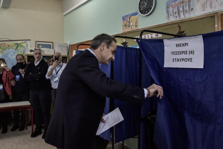 Varios ciudadanos esperan para emitir su voto en un colegio electoral en Atenas