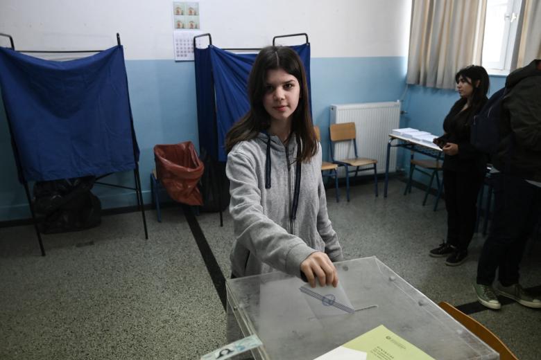 Varios ciudadanos esperan para emitir su voto en un colegio electoral en Atenas