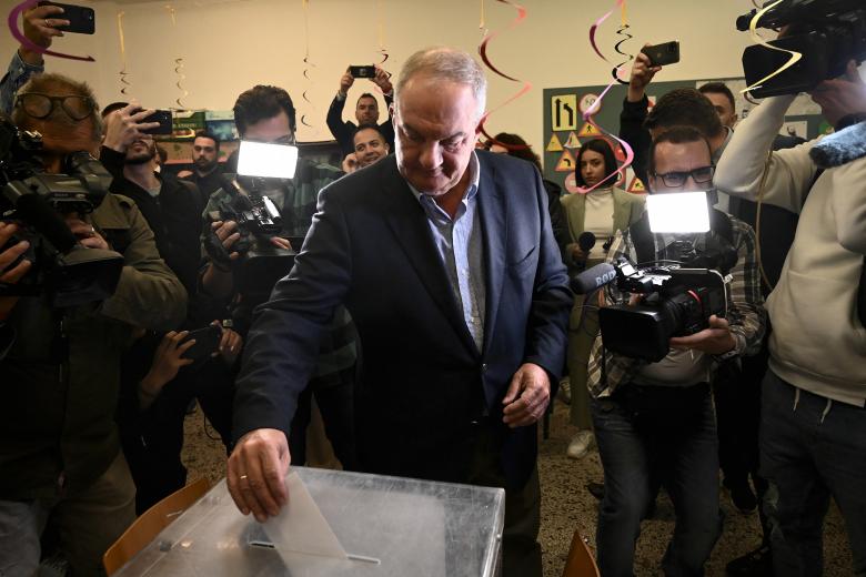 El ex primer ministro Kostas Karamanlis emite su voto en un colegio electoral en Tesalónica