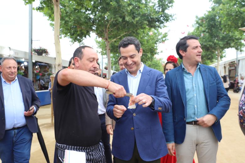 Juanma Moreno y  José María Bellido, visitan la Feria de Nuestra Señora de la Salud
