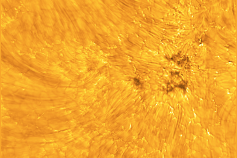 Las manchas solares representadas son regiones oscuras y frías en la "superficie" del Sol, conocida como la fotosfera, donde persisten fuertes campos magnéticos. Las manchas solares varían en tamaño, pero muchas son a menudo del tamaño de la Tierra, si no más grandes