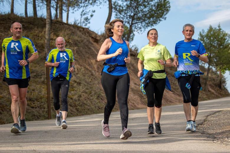 LOGROÑO, 27/05/2023.- La secretaria general del PP, Cuca Gamarra (c), junto a varios amigos, dedica la mañana del sábado a correr unos diez kilómetros por el Parque de la Grajera en Logroño, para "desconectar, que es lo que necesitamos todos" según ha explicado a EFE la dirigente popular, que ya anoche participó en el acto de cierre de campaña de los populares riojanos. EFE/Raquel Manzanares