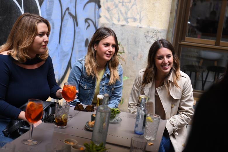 (I-D) La secretaria de Estado de Igualdad Ángela Rodríguez 'Pam';  la candidata de Podemos a la Presidencia de la Comunidad de Madrid, Alejandra Jacinto; y la ministra de Igualdad, Irene Montero; toman el aperitivo en una terraza en Lavapiés, a 27 de mayo de 2023, en Madrid (España). Hoy se celebra la jornada de reflexión. Durante este día la ley prohíbe difundir propaganda electoral o realizar actos de campaña. Mañana, 28 de mayo, tienen lugar  en España elecciones municipales en un total de 8.131 ayuntamientos y elecciones autonómicas en 12 comunidades autónomas. En las elecciones municipales podrán votar 35.414.655 electores y en las autonómicas que se celebran podrán hacerlo 18.382.505 electores.
27 MAYO 2023;28M;28-M;ELECCIONES;PODEMOS;UNIDAS PODEMOS;FORMACIÓN MORADA;ELECCIONES AUTONÓMICAS;BARRIO;
Fernando Sánchez / Europa Press
27/5/2023