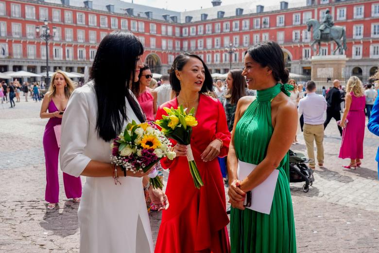 La vicealcaldesa y candidata de Cs a la Alcaldía, Begoña Villacís (d), oficia una boda civil de la pareja formada por Sandra e Yvonne, este sábado durante la jornada de reflexión en la Casa de la Panadería en la Plaza Mayor de Madrid.