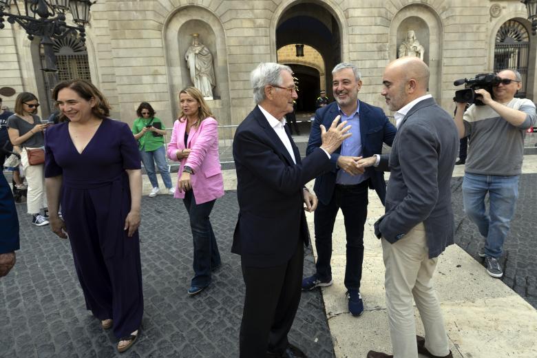 Los candidatos a la alcaldía de Barcelona, Ada Colau (En Comú), Eva Parera (Valents), Xavier Trias (JxCat), Jaume Collboni (PSC), y Daniel Sirera (PPC), en la Plaza de Sant Jaume, tras posar para EFE ante el Ayuntamiento de Barcelona, durante la jornada de reflexión de las elecciones municipales que se celebrarán mañana, 28 de mayo.