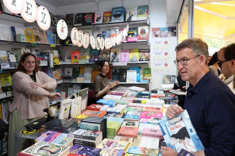 El presidente del Partido Popular, Alberto Núñez Feijóo, visita una caseta de literatura infantil en la Feria del Libro, en el Parque del Retiro