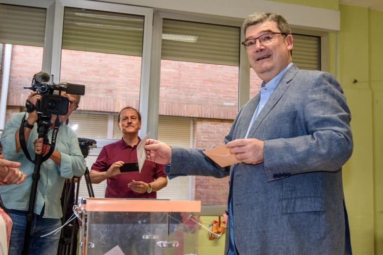 El alcalde de Bilbao y candidato a la reelección por el EAJ-PNV, Juan Mari Aburto, ejerce su derecho al voto en Colegio Público de Deusto de Bilbao, este domingo, durante las elecciones municipales y autonómicas. EFE/Javier Zorrilla