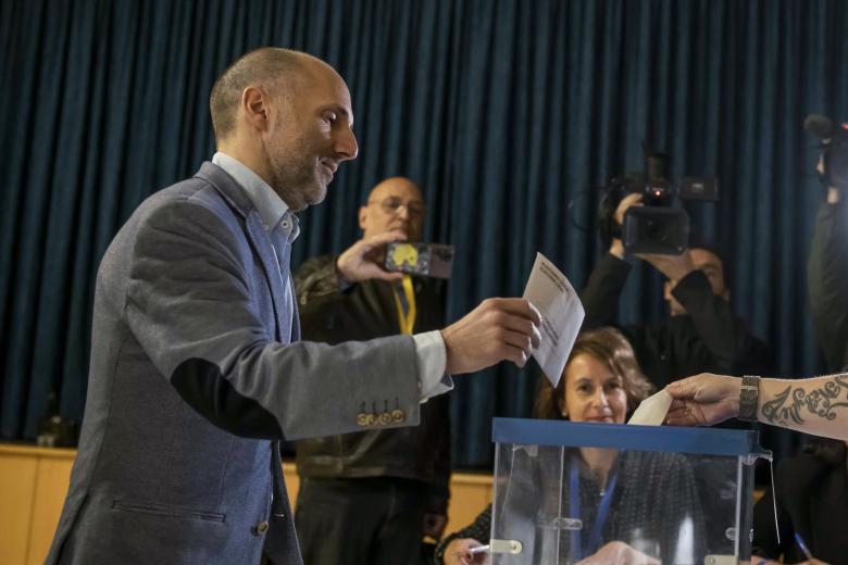 El candidato por Democracia Ourensana y actual alcalde de Ourense, Gonzalo Pérez Jácome vota este domingo en el colegio electoral de Santo Domingo durante las elecciones municipales y autonómicas.
