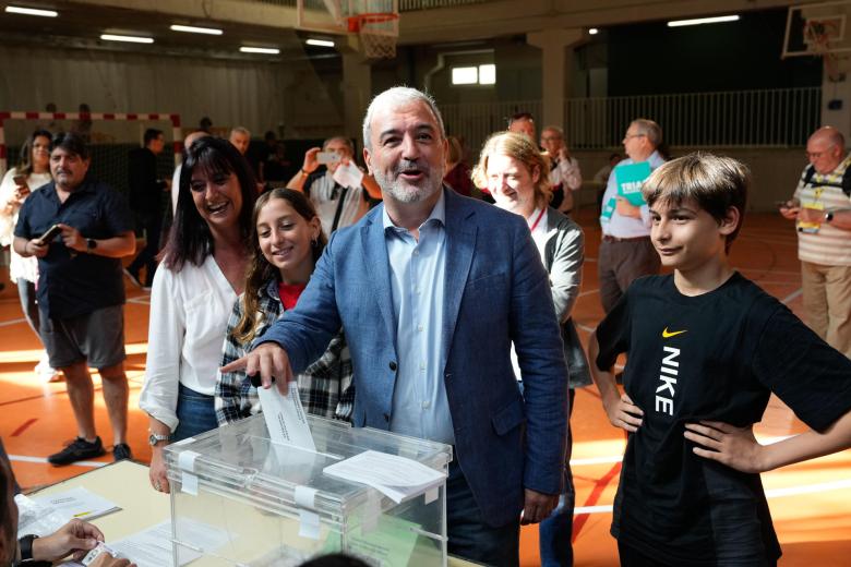 El candidato del PSC a la alcaldía de Barcelona, Jaume Collboni, ejerce su derecho al voto en la Escuela Grèvol, acompañado por su hermana y sobrinos.