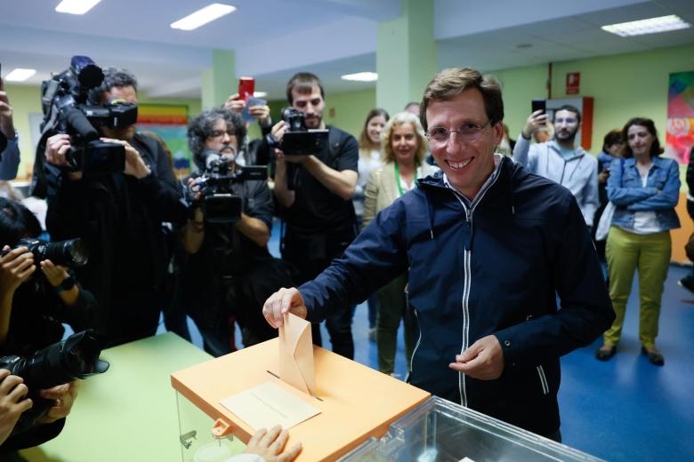 El alcalde de Madrid y candidato a la reelección por el PP, José Luis Martínez-Almeida, ejerce su derecho al voto en el Colegio José Ortega y Gasset, este domingo, durante las elecciones locales municipales y autonómicas.