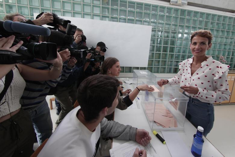 La candidata del PSN a presidir el Gobierno de Navarra María Chivite ejerce su derecho a voto en un colegio electoral de Gorraiz