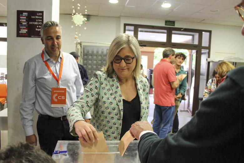La candidata de Ciudadanos a la presidencia de la Generalitat, Mamen Peris,ejerciendo su derecho al voto en el centro cívico de Port Saplaya (Alboraia).
