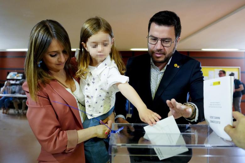 El presidente de la Generalitat, Pere Aragonès, junto a su mujer y su hija ejerce su derecho al voto en un colegio electoral de Pineda del Mar, Barcelona.