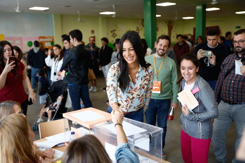 La candidata de Ciudadanos a la Alcaldía de Madrid, Begoña Villacís, saluda a los miembros de una mesa electoral en el CEIP Alfredo Di Stéfano