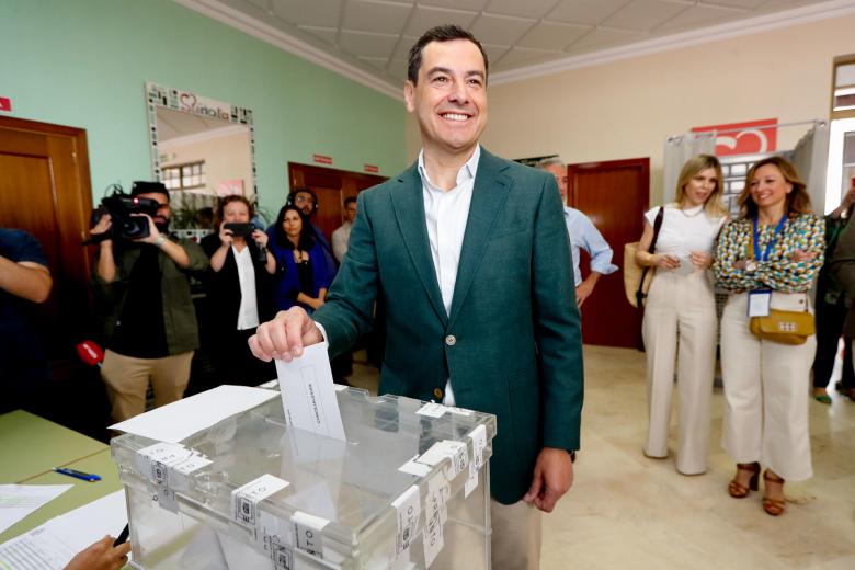El presidente de la Junta de Andalucía y candidato a la reelección por el PP Juanma Moreno vota los comicios de este 28M en Málaga