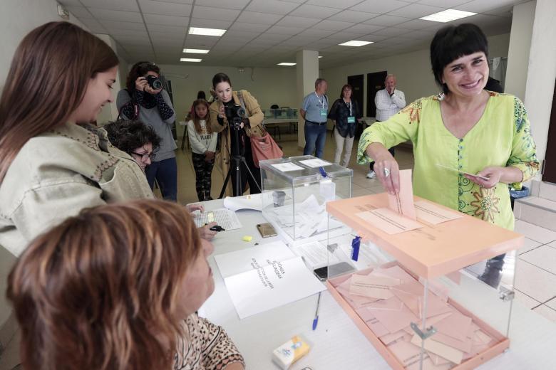 La candidata a presidir el Gobierno de Navarra Laura Aznal de EH Bildu ejerce su derecho a voto en un colegio electoral de Arre.