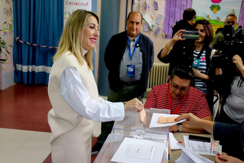 La candidata del PP a la presidencia de la Junta de Extremadura, María Guardiola, ejerce su derecho al voto en Cáceres