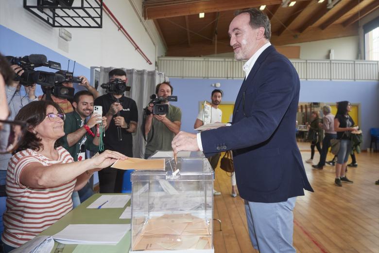 El candidato de UPN a la Presidencia del Gobierno de Navarra, Javier Esparza, vota para las elecciones municipales y autonómicas de 2023, a 28 de mayo de 2023, en Pamplona.