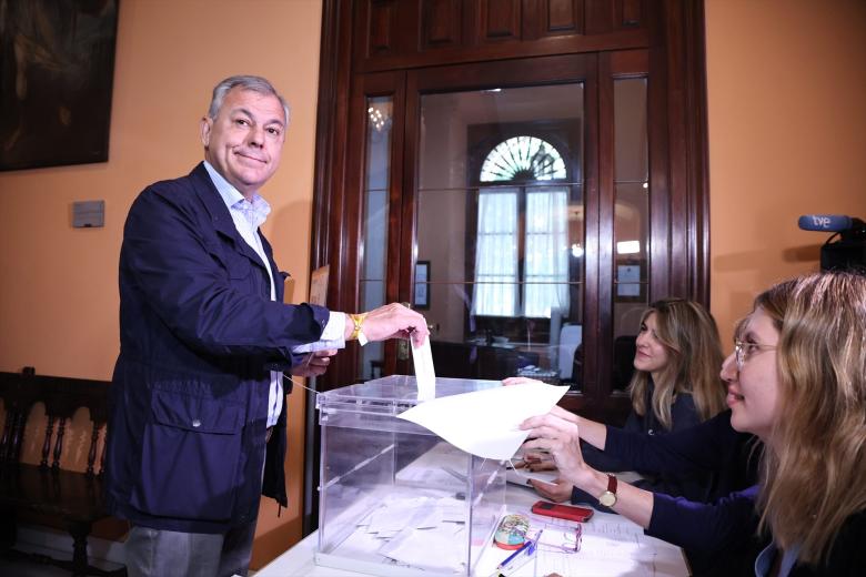 El candidato del PP a la Alcaldía de Sevilla, José Luis Sanz, ejerce su derecho al voto en los comicios municipales.