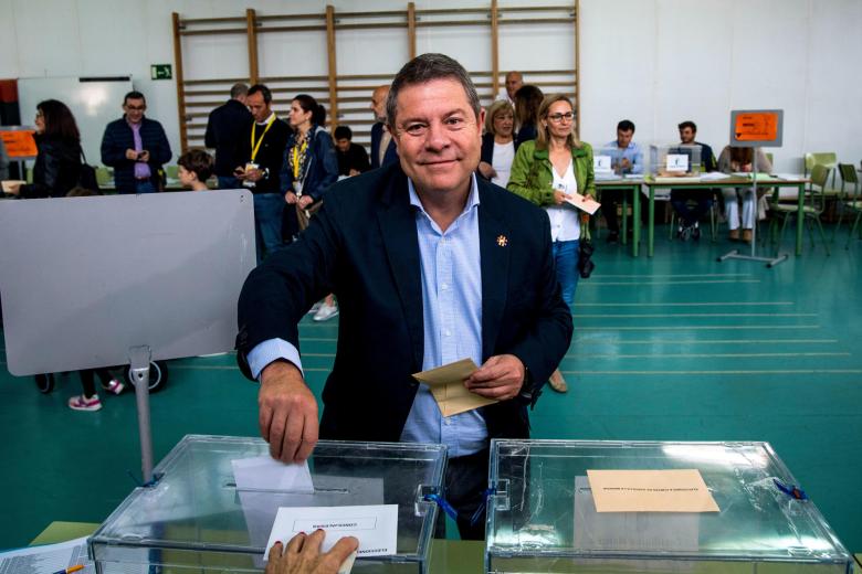 El presidente de Castilla la Mancha, Emiliano García Page, vota en su colegio electoral este domingo en Toledo.