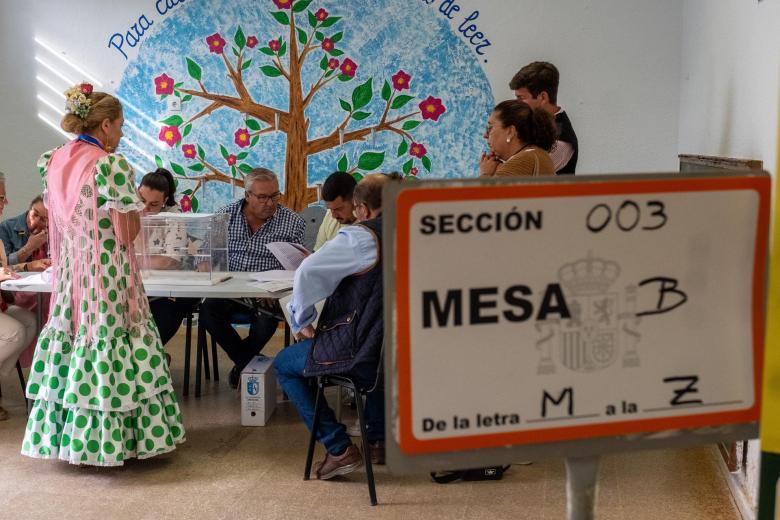 La jornada electoral ha cogido a la aldea almonteña de El Rocío (Huelva) en el punto álgido de su peregrinación, lo que no ha impedido que sean muchos los que han acudido a votar
