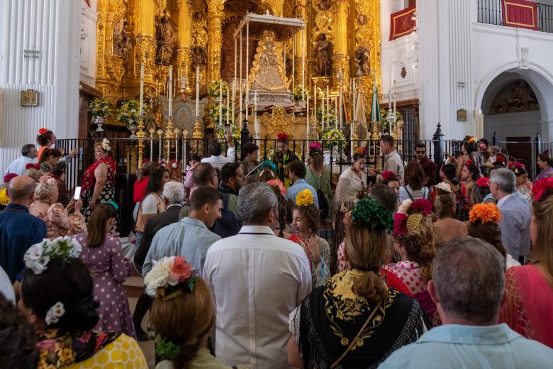 EL ROCÍO (HUELVA), 26/05/2023.- Cientos de personan visitan a la Virgen del Rocío en su ermita en la aldea almonteña de El Rocío (Huelva), este viernes. EFE/Julián Pérez