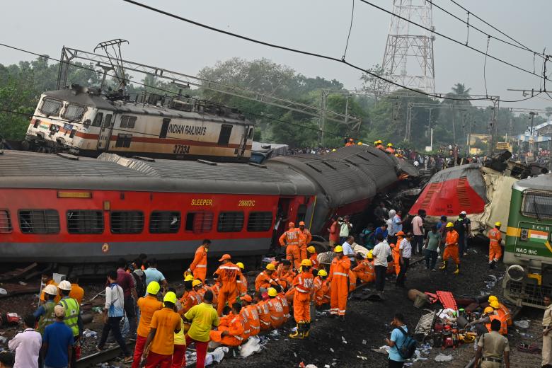 Operarios de rescate y pasajeros en las vías de tren tras el accidente ferroviario
