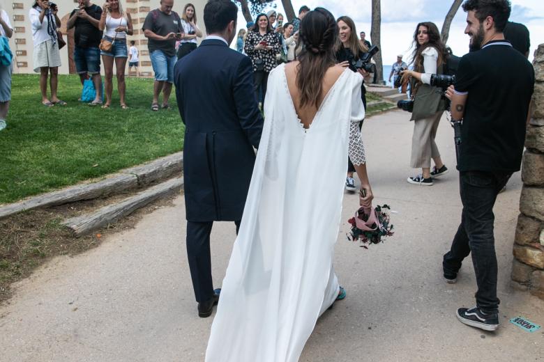 Claudia Collado lució un vestido de novia con cola larga
