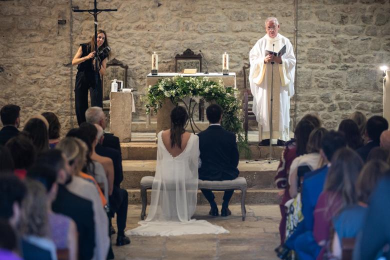 La boda, que tuvo lugar frente al mar, se celebró en la iglesia de Sant Martí d'Empúries, en la provincia de Gerona