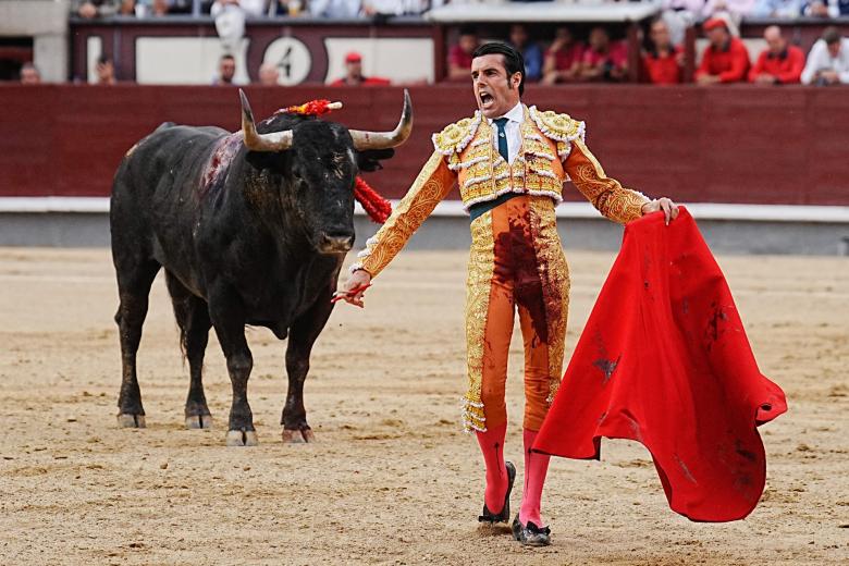 El diestro Emilio de Justo en la lidia al primero de los de su lote