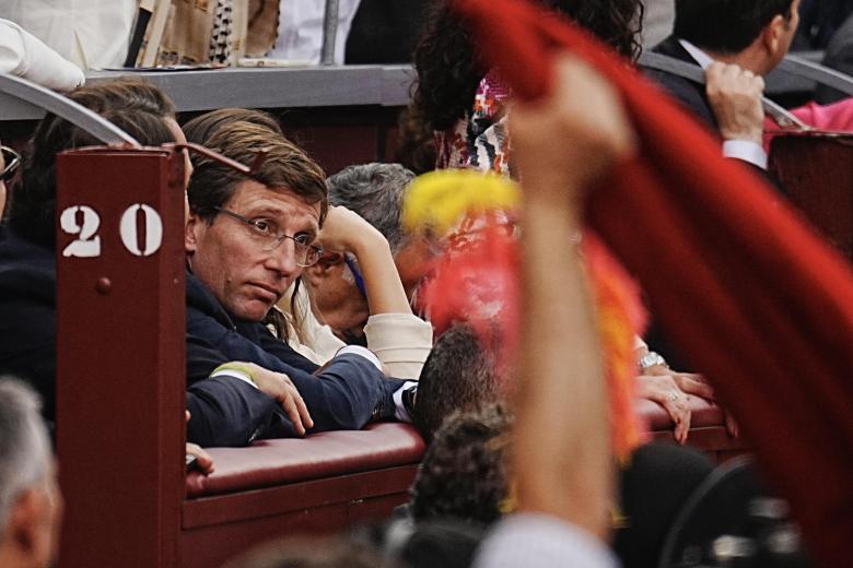 El alcalde de Madrid, José Luis Martínez-Almeida, en el burladero de Las Ventas