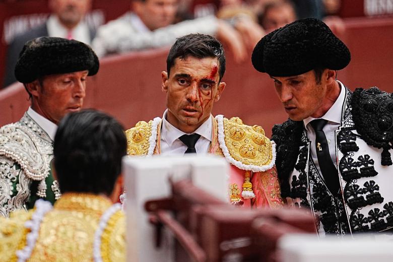 El diestro Paco Ureña tras sufrir una cogida por su primero