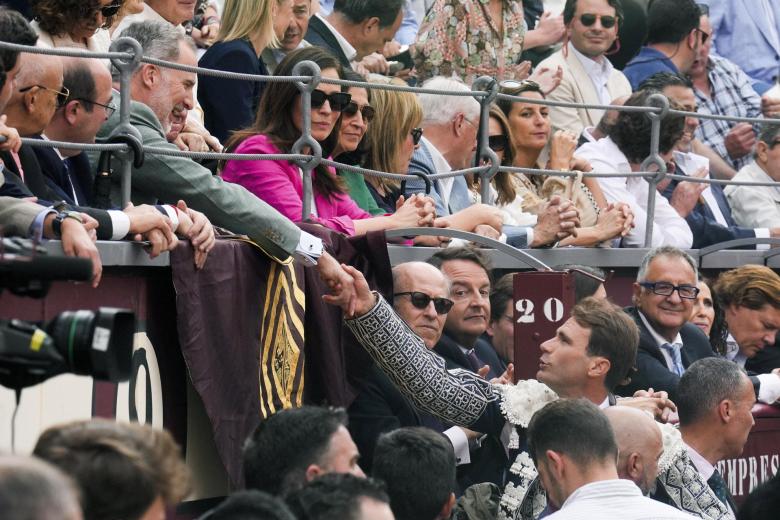 El Rey Felipe ante el ministro de Cultura, Miquel Iceta (2i) saluda durante la Corrida de la Prensa