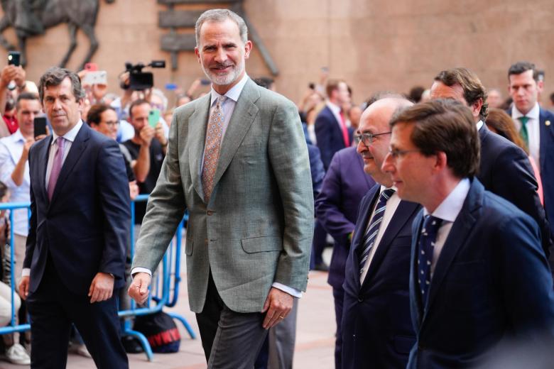 El Rey Felipe junto al ministro de Cultura, Miquel Iceta, y el alcalde de Madrid, José Luis Martínez-Almeida