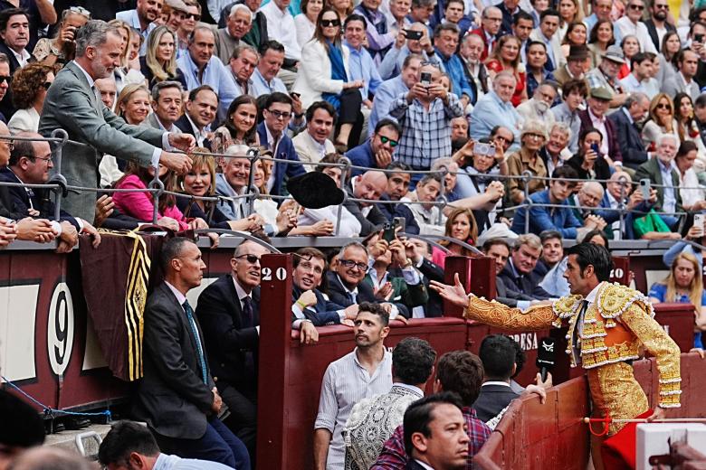 El diestro Emilio de Justo (d) brinda su primer toro al Rey Felipe VI