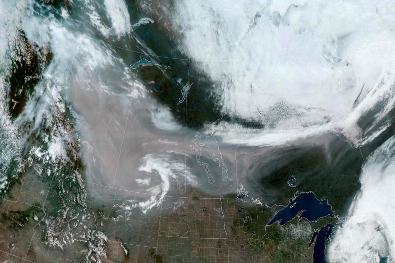 Imagen satélite en la que se ve el humo de los incendios forestales en la provincia occidental de Alberta en Canadá moviéndose hacia el este