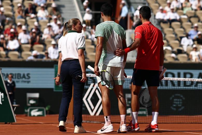 Novak Djokovic y la juez de silla se preocupan por el estado físico de Alcaraz