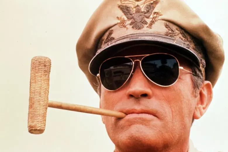 Gregory Peck también revivió en la gran pantalla a personajes históricos como el general MacArthur, uno de los grandes estrategas estadounidenses de la Segunda Guerra Mundial. Lo hizo en la película 'MacArthur, el general rebelde'. Sobre este conflicto, destaca su participación en otras cintas como 'Los cañones de Navarone'.